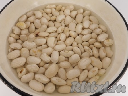 Фасоль промыть, выложить в миску, полностью залить холодной водой и оставить на ночь. Утром слить воду, промыть фасоль чистой водой.