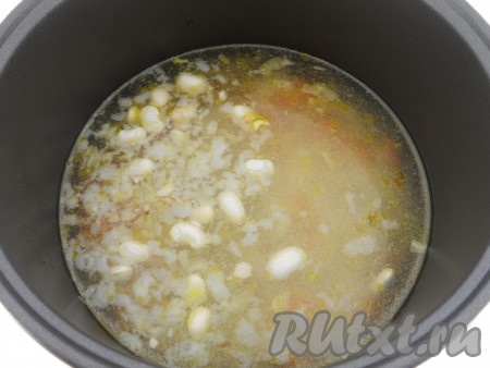 Влить воду. Не солить! Выставить режим "Тушение" на 1 час, крышку мультиварки закрыть.