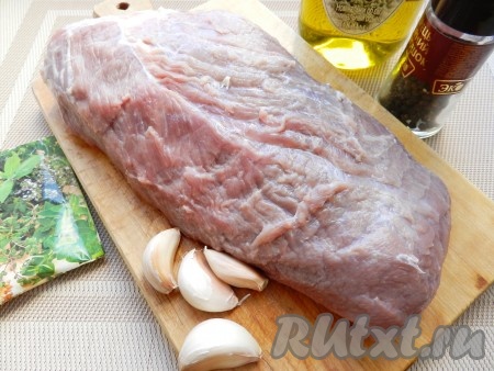 Подготовить продукты для приготовления сочной говядины, запечённой целым куском в духовке. Мякоть говядины промыть и обсушить, чеснок очистить от шелухи.