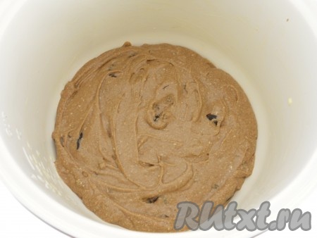 Тесто для приготовления пирога с черносливом должно получиться достаточно густым. Чашу мультиварки смазать немного сливочным маслом и выложить подготовленное тесто, крышку мультиварки закрыть.