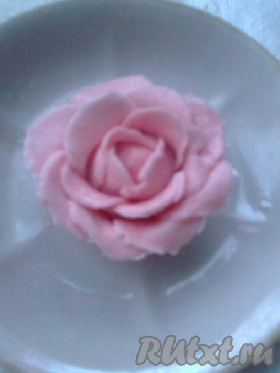 Также поступаем с 3 рядом, в котором 7 кружков. Лепестки немного отгибаем вниз. Наша роза для украшения готова.
