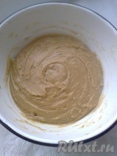 Влить смесь жидких ингредиентов в посуду с мукой и перемешать ложкой.&nbsp;
