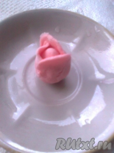 Для одной розы надо 15 кружочков. Собираем розу. Берем один кружок.&nbsp; Край кружка макаем в холодную воду, накладываем на капельку смоченным краем вниз и закрепляем снизу. Со вторым и третьим поступаем также, приклеиваем их внахлест на предыдущий. В первом ряду получается 3 кружка.
