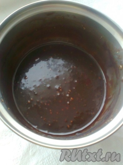 При постоянном помешивании варим минут 10 на небольшом огне до полного растворения зефира (разминаем его ложкой о стенки кастрюльки).
