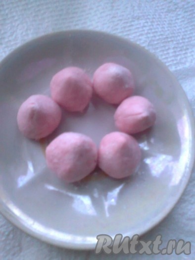 На стол насыпать 0,5&nbsp; стакана сахарной пудры, выложить лукум и, обминая лукум в пудру, замесить тесто, как пластилин. Из части готового теста скатать 5-6&nbsp; шариков, диаметром 1 см. И придать им форму капельки.