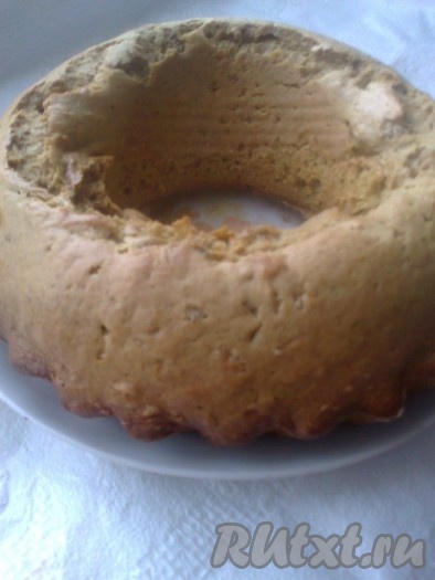 Поставить в духовку. Выпекать при температуре 180 градусов в течение 30-40 минут (готовность проверить сухой деревянной шпажкой (спичкой)). При необходимости (когда верх уже подрумянился, а кекс еще сыроват) верх кекса прикрыть листом фольги или бумаги для выпечки и допекать до готовности. Готовый кекс немного остудить. Остывший кекс извлечь из формы и полить глазурью.