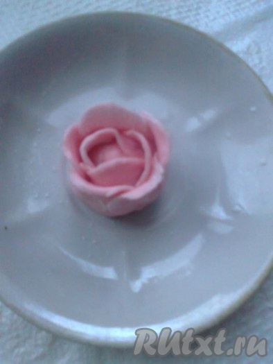 Во втором ряду 5 кружков. Делаем также, но первый кружок второго ряда должен быть напротив стыка (нахлеста) кружков первого ряда.
