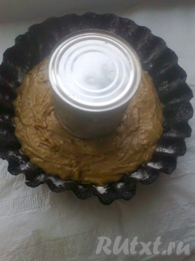 Вылить тесто в смазанную маслом и присыпанную мукой форму. У меня не было специальной формы для кексов, поэтому воспользовалась идеей вставить банку в центр формы (Но, к сожалению, не сделала отверстия с двух боков, поэтому от горячего воздуха банка перекосилась и кекс получился не совсем удачным.)
