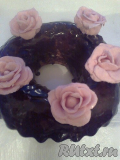 Так делаем необходимое количество роз. Из этого количества лукума получилось 5 роз. Украшаем кекс розами. Низ роз можно ровно срезать, для устойчивости.
