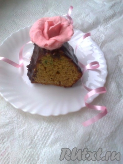 И вот кекс с халвой и зефирной глазурью в разрезе.
