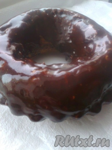 Глазурь слегка остудить и полить готовый кекс.

