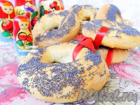 Аппетитные, вкусные бублики с маком можно подавать с чаем, кофе или с молочком. Такая выпечка, приготовленная в домашних условиях, несомненно понравится всей семье!