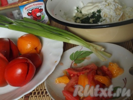 Яйца и плавленный сыр, натертые на тёрке, мелко нарезанный укроп и чеснок, пропущенный через пресс, смешиваем с майонезом. Масса должна получиться достаточно густой, поэтому не переборщите с майонезом. Надрезаем помидоры крестообразно (но не до конца), вынимаем мякоть. Помидоры, очищенные от мякоти, внутри солим и перчим.