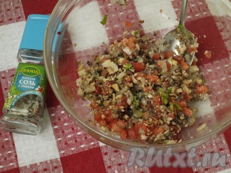 Вынимаем шляпки шампиньонов из маринада. Для приготовления начинки к оставшемуся маринаду добавляем лук с грибами, орехи, помидоры, крошки сухариков, всё перемешиваем и солим. Полученной массой фаршируем шляпки шампиньонов.
