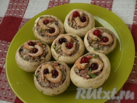 Поверх фаршированных шампиньонов кладём по две креветки и по две клюковки.&nbsp;
