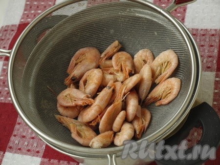 Креветки опускаем на 1 минуту в кипящую воду, затем выключаем газ и оставляем креветки в воде на 15 минут, затем очищаем.
