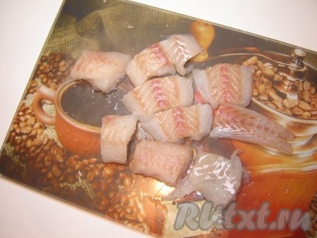 Вначале подготовим наше рыбное филе. Разрежем рыбу на порционные кусочки (примерно 2 на 3 см).