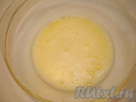 Пока рыба маринуется, мы приготовим кляр. Взбиваем два яйца.