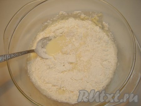 Добавляем молоко. Солим. Еще раз взбиваем яйца с молоком. Постепенно добавляем муку в смесь яиц и молока. Кляр должен напоминать по консистенции сметану.