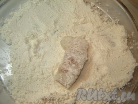 Для приготовления рыбы в кляре нужно выкладывать кусочки на хорошо разогретую сковороду с большим количеством растительного масла. Не забудьте, масло добавляем на неразогретую (холодную) сковороду. Между кусочками должно быть расстояние, чтобы они не слипались между собой. Обваливаем каждый кусочек рыбного филе в муке.