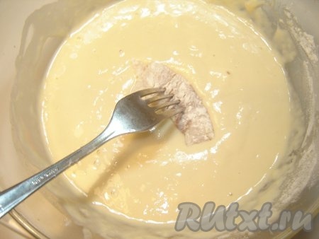 Потом обмакиваем рыбу в кляре.