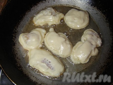 Выкладываем кусочки рыбы на сковороду со средним огнем. Держим несколько минут, пока кляр не покроется золотистой корочкой.