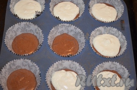 В небольшие формочки выложить на дно по 1 столовой ложке теста. Накрыть слоем творожной начинки примерно по 2 чайной ложки.
