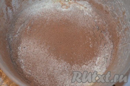 Просеять муку, какао и разрыхлитель в тесто. Взбить тесто для маффинов.
