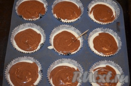 Сверху снова тесто в этом же количестве. Поставить маффины с творожной начинкой в разогретую до 180 градусов духовку примерно на 25 минут. Проверить зубочисткой (если сухая, готово).
