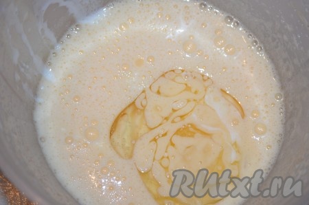 Влить масло и кефир. Перемешать.