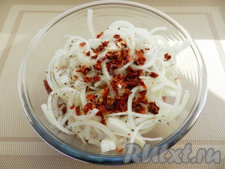 Нарезать мясо небольшими кусочками, лук нарезать полукольцами. Сложить в миску, добавить соль, черный молотый перец и лепестки красного сладкого перца (паприки).