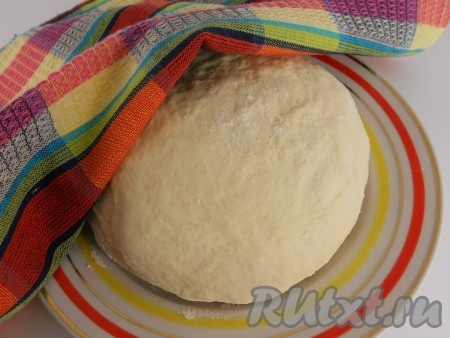 Через 30 минут всыпать в миску 1 стакан (может чуть больше) от оставшейся муки. &nbsp;Замесить тесто. Месить до тех пор, пока оно не будет отставать от рук и стенок посуды (на это уйдет минут 15). Тесто накрыть чистым полотенцем и оставить для "отдыха" на 30 минут.