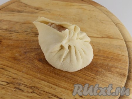 Далее по кругу защипывать края, формируя мешочек.