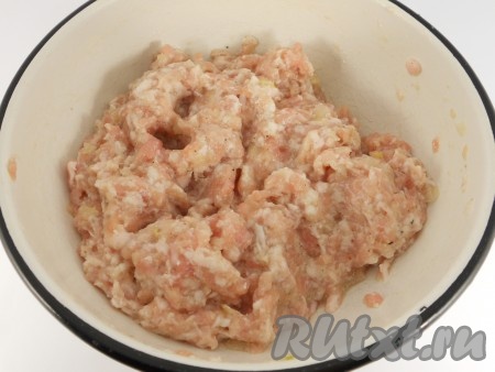 Влить ледяную воду (я ставлю чашку с водой в морозилку на 30 минут). Хорошенько фарш перемешать, чтобы вся вода впиталась - он должен быть достаточно тугим, чтобы можно было собрать в комок. Поместить готовый фарш в холодильник.
