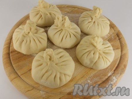 Горловина мешочка должна быть очень тщательно слеплена, чтобы мясной сок при варке не выливался. Таким образом сформировать все хинкали с мясом.
