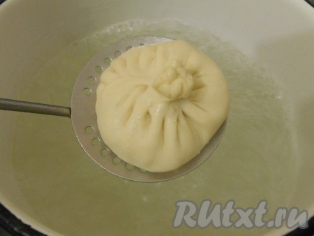 В большую кастрюлю влить воду, вскипятить, посолить. Выкладывать хинкали шумовкой по одному, очень аккуратно, защипами вверх. Не мешать ложкой, чтобы не повредить тесто, кастрюлю просто немного встряхнуть. За один раз лучше варить не более 5-6 штук. Варить хинкали 10-15 минут.
