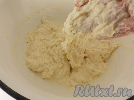 Постоянно мешая всю массу рукой, влить ледяную воду (по частям). Замесить клейкую, липнущую массу, которую нужно мешать руками в течение 10 минут до однородного состояния. Прикрыть миску полотенцем и дать отстояться липкому тесту 30 минут.
