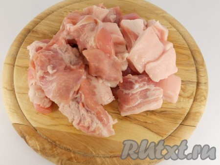 Для приготовления и теста, и начинки понадобится достаточное количество времени. Чтобы получились вкусные хинкали - спешить нельзя!
Для приготовления мясной начинки: мясо с жирком (у меня свинина) порезать на небольшие кусочки.