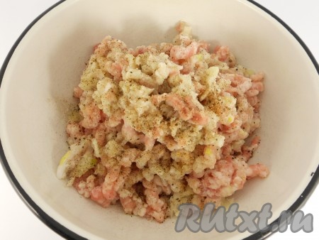 Перекрутить на мясорубке с крупной решеткой вместе с репчатым луком. Фарш посолить и хорошо поперчить (больше в фарш не добавляется никаких специй, чтобы не перебить вкус мяса).