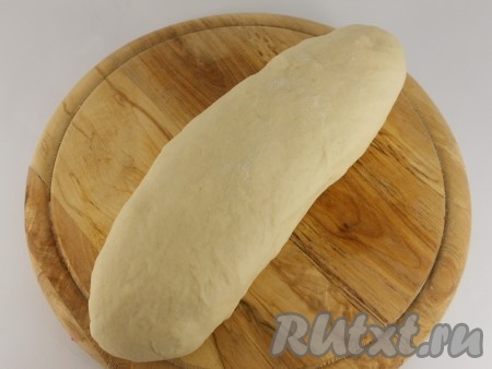 Через 30 минут добавить оставшуюся муку, тесто еще раз хорошо вымесить. В итоге должно получиться очень тугое тесто, не липнущее ни к рукам, ни к поверхности стола. Собрать тесто в комок, завернуть в пищевую пленку и поместить в холодильник на 30 минут. После этого сформировать из теста толстую колбаску.
