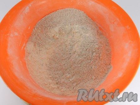 В миске смешать муку высшего сорта и ржаную муку.