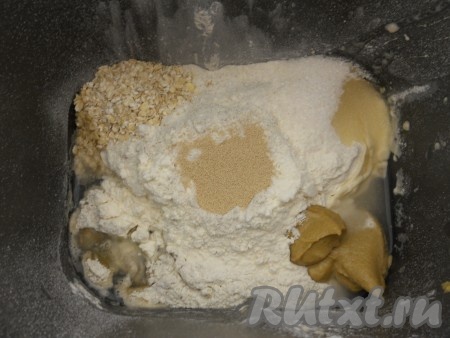 Сделать небольшое углубление посередине и всыпать сухие дрожжи.