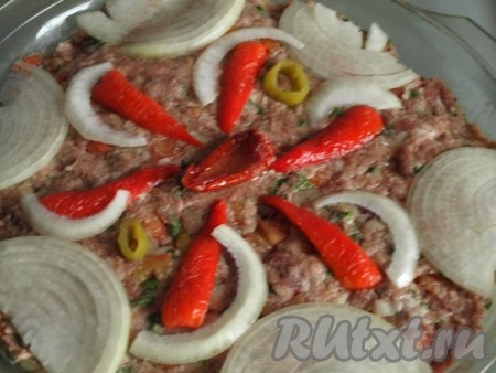 Украсить мясную запеканку с овощами, накрыть форму крышкой.
