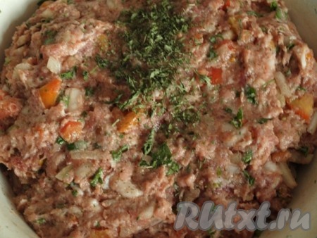 На картофель выложить мясной фарш. 
