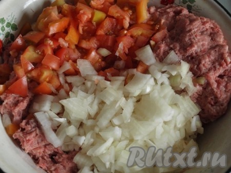 Мясной фарш соединить с мелко порезанными помидорами и луком, оливковым маслом, специями, гранатовым соусом и порубленной петрушкой. Полученную массу тщательно перемешать.
