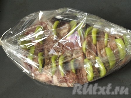 Свинину с киви помещаем в рукав для запекания и ставим в духовку, разогретую до температуры до 200 градусов.
