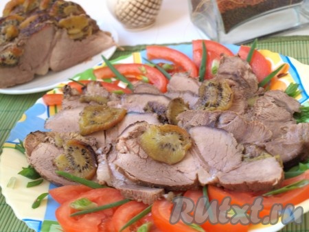 Свинину, запеченную с киви, достаём из духовки, вынимаем из пакета, даём остыть и нарезаем на порционные куски. Нежнейшее мясо можно подавать к столу.
