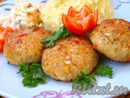 Нежные, сочные котлеты, приготовленные из куриного филе и овощей, можно подавать к столу.
