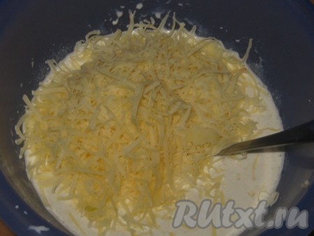 Соус для этого блюда можно приготовить любой: сливочный, молочный, томатный. Я приготовила&nbsp; сливочный: муку и немного сливок перемешать до однородной массы без комочков, затем влить остальные сливки, добавить натертые на мелкой терке чеснок и сыр, посолить, все хорошо перемешать.
