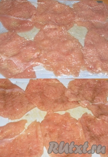 Филе курицы хорошо промыть, обсушить и разрезать на 2 части, каждую хорошо отбить, посолить, поперчить.
